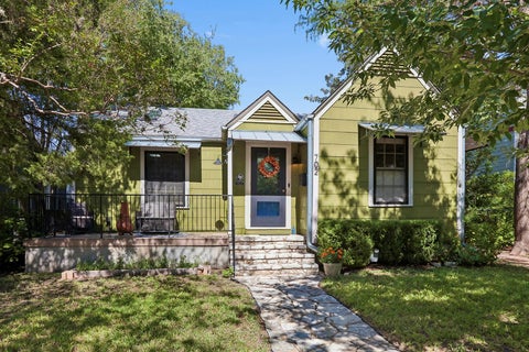 Photo of 702 E 45th 1/2 ST, Austin, TX 78751 (MLS # 9709394)