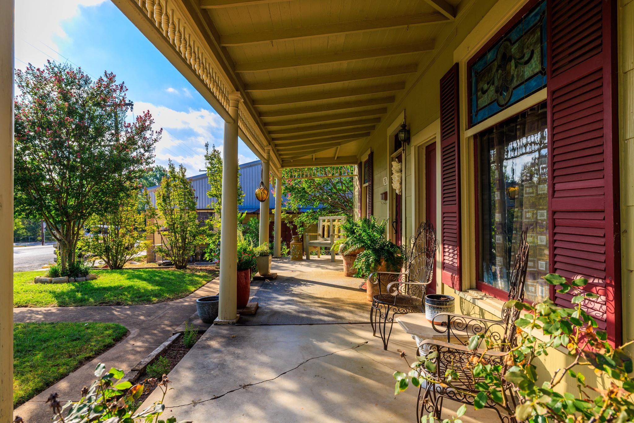 303 W Austin ST