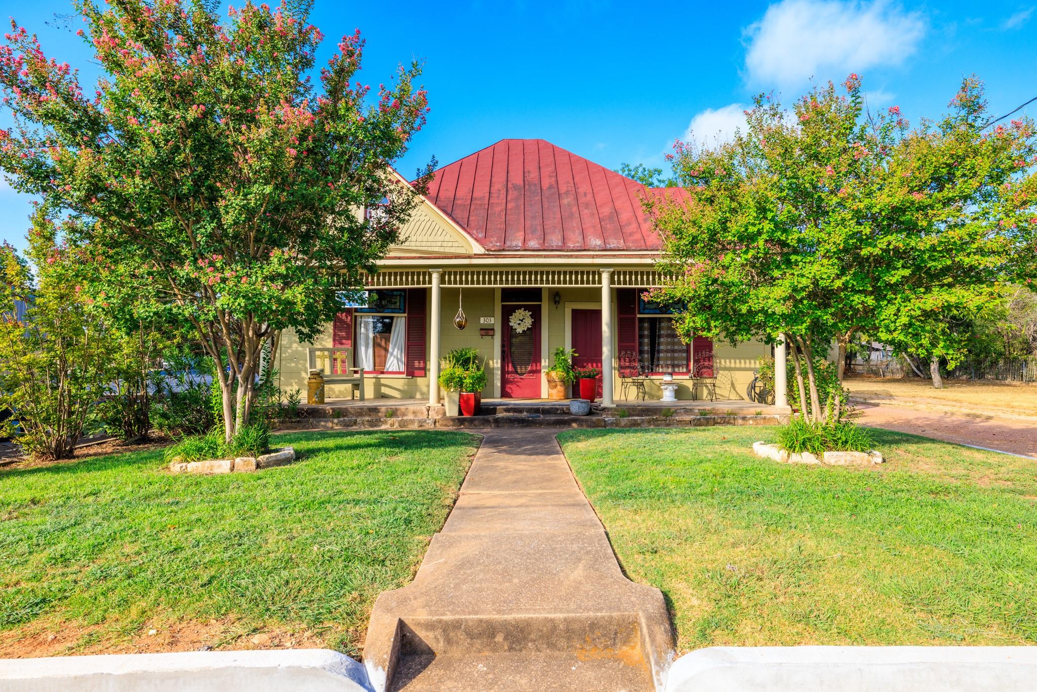 303 W Austin ST