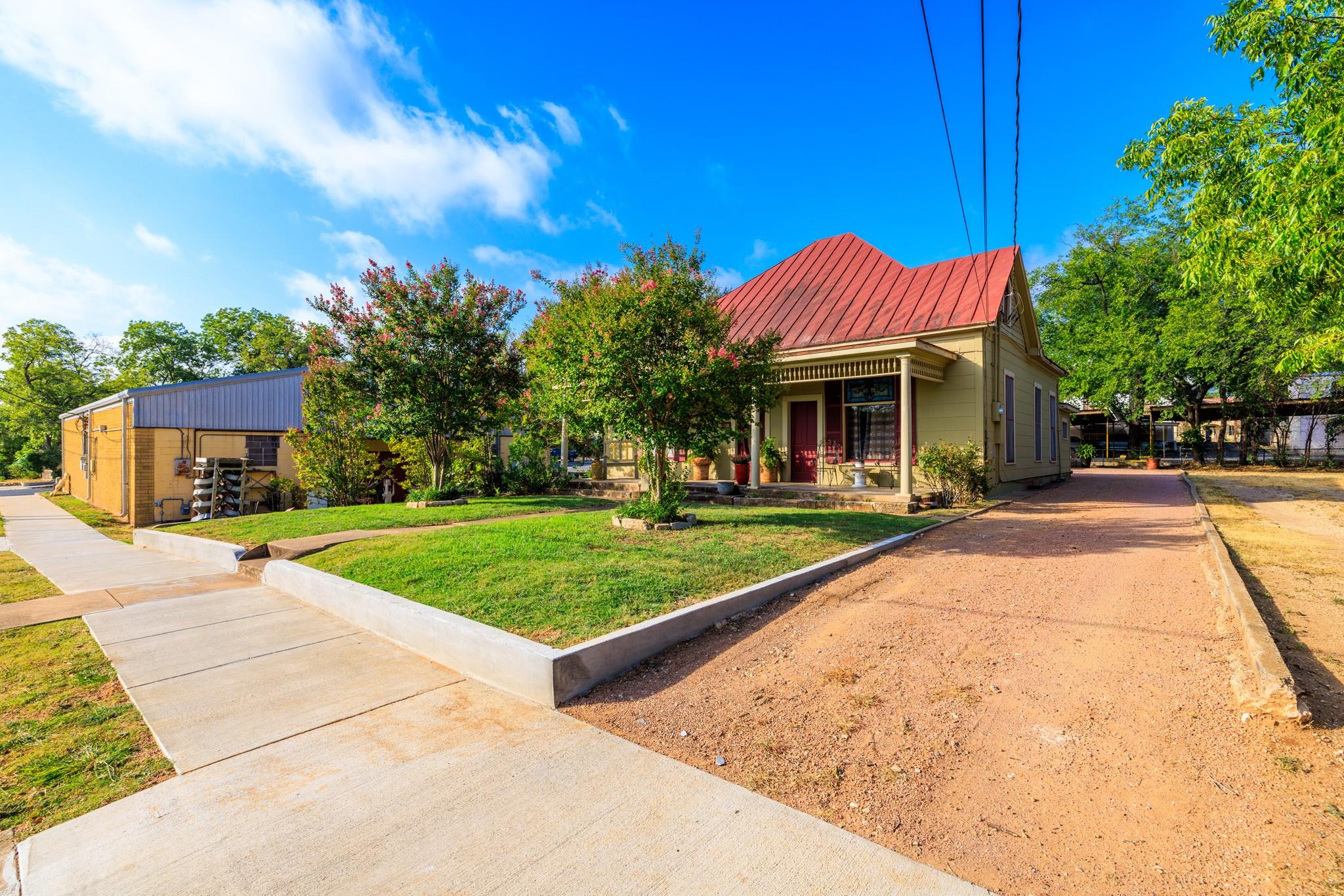 303 W Austin ST