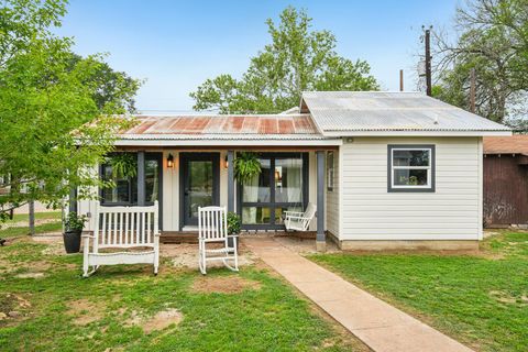 Photo of 801 1/2 Bishop ST, Smithville, TX 78957 (MLS # 9494098)