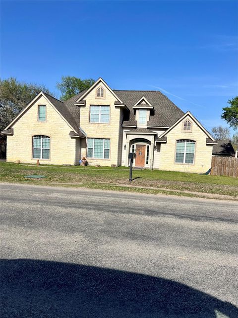 312 Country Club DR La Grange TX 78945