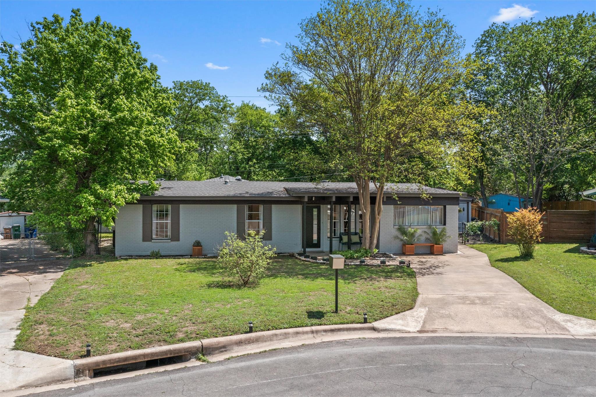 3005 Leaning Oak CIR