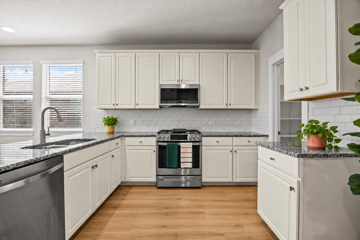 1516 William Bee DR