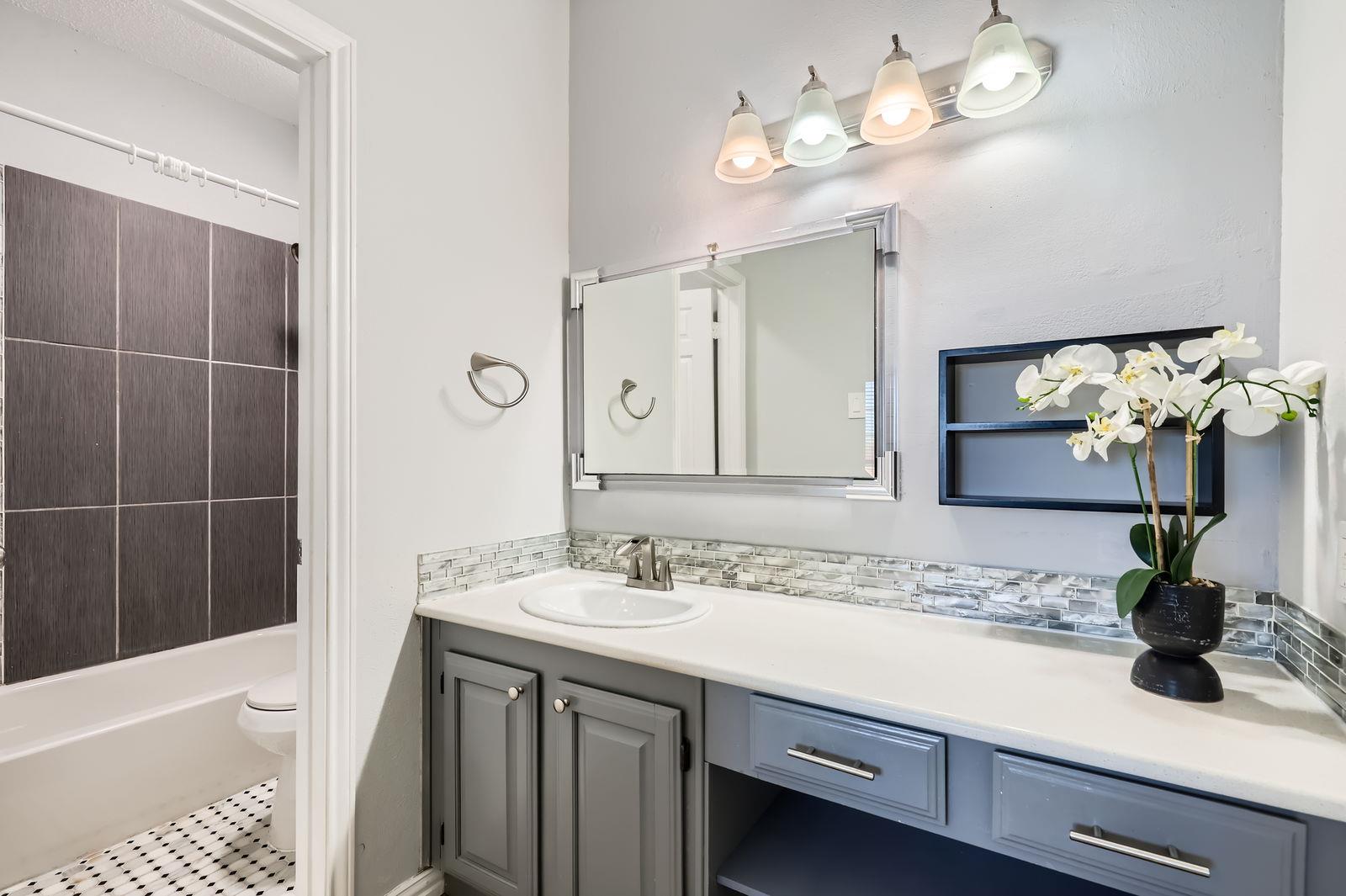 Austin, Texas 78705, United States, 2 Bedrooms Bedrooms, ,2 BathroomsBathrooms,Residential,Pending,107984