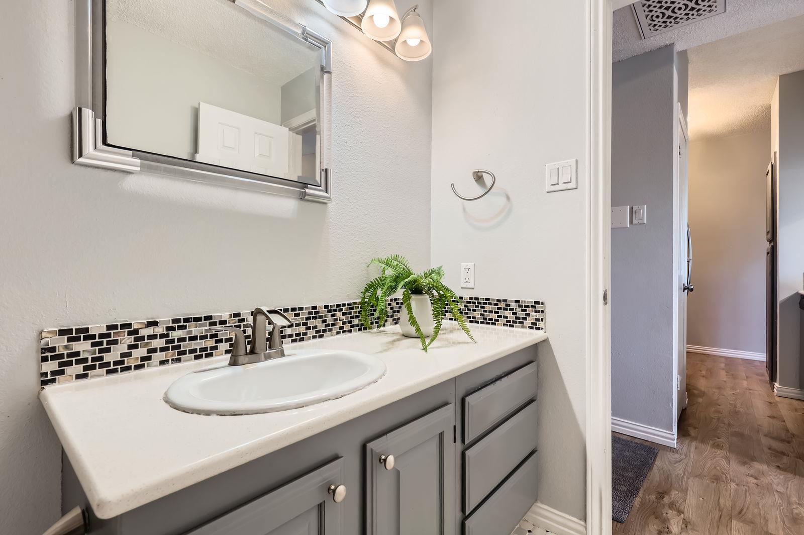 Austin, Texas 78705, United States, 2 Bedrooms Bedrooms, ,2 BathroomsBathrooms,Residential,Pending,107984