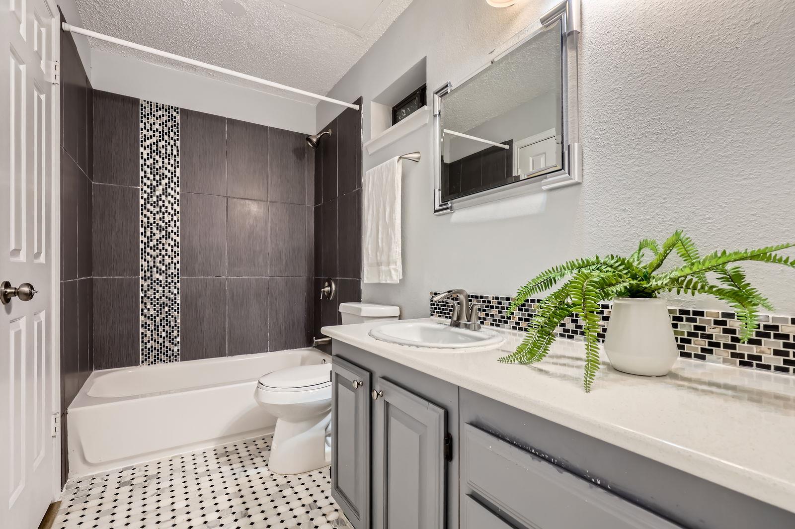 Austin, Texas 78705, United States, 2 Bedrooms Bedrooms, ,2 BathroomsBathrooms,Residential,Pending,107984