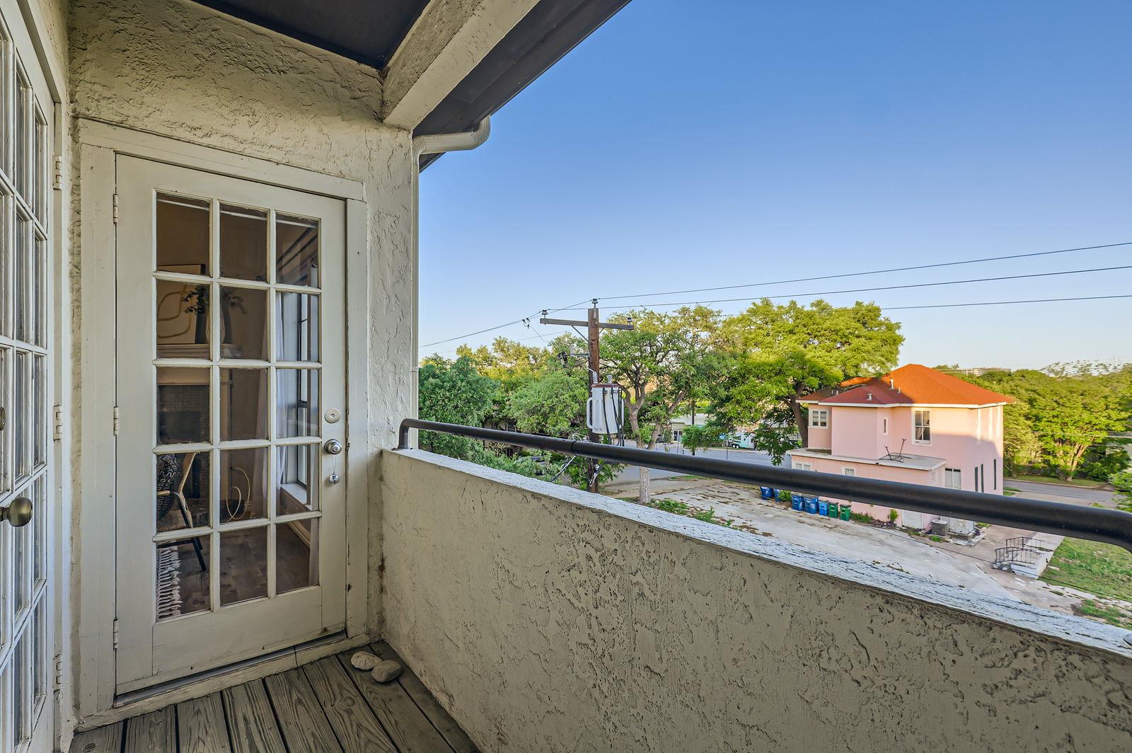 Austin, Texas 78705, United States, 2 Bedrooms Bedrooms, ,2 BathroomsBathrooms,Residential,Pending,107984