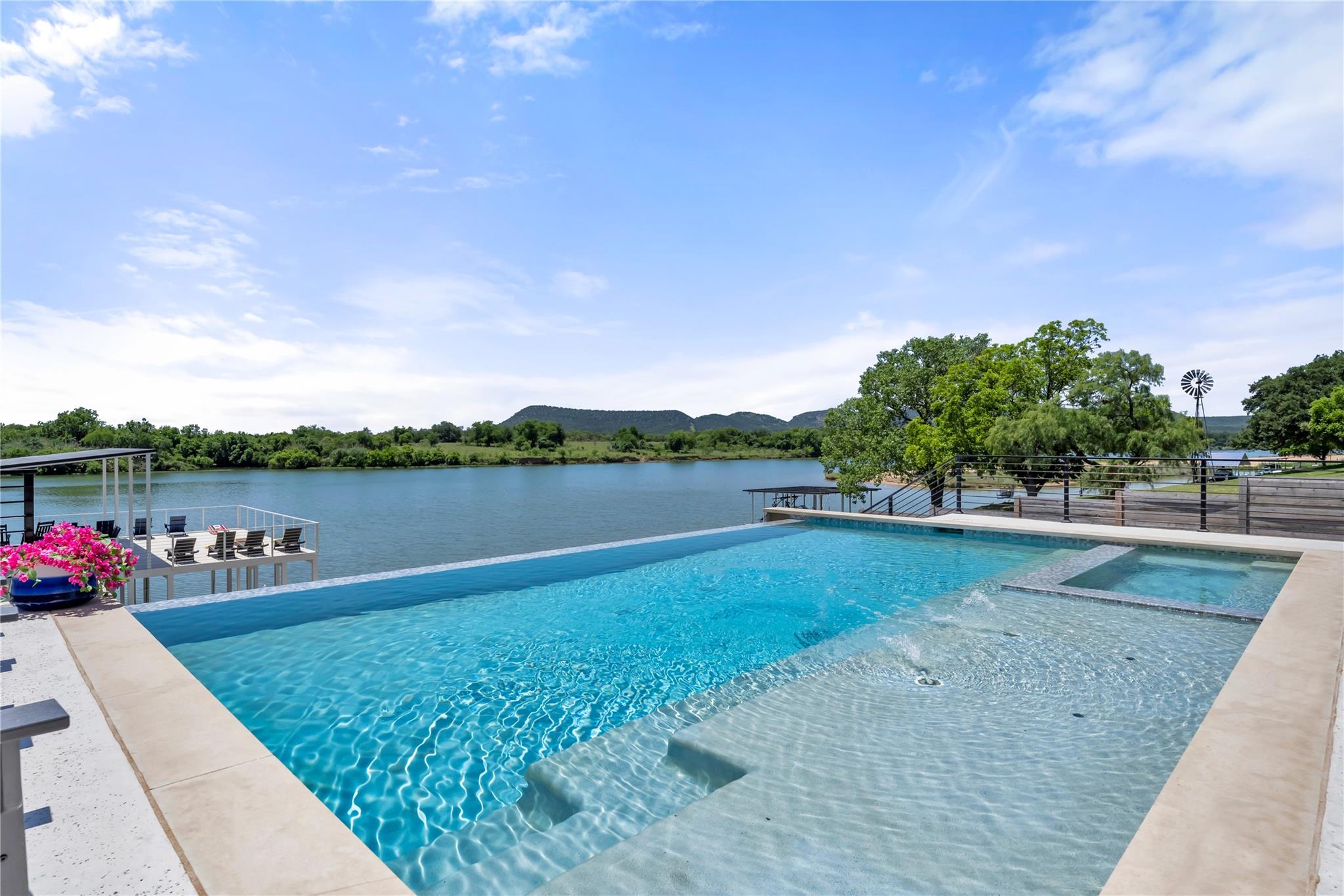 3208 River Oaks DR
