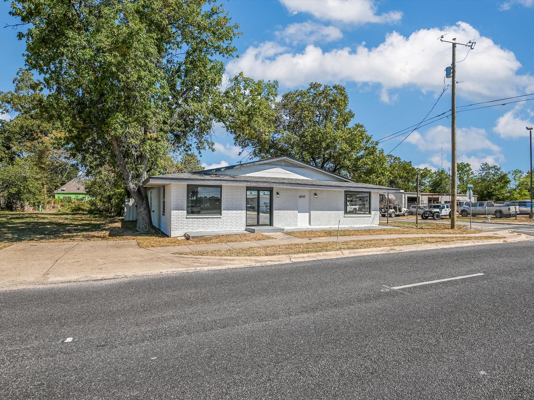 900 W 2ND ST