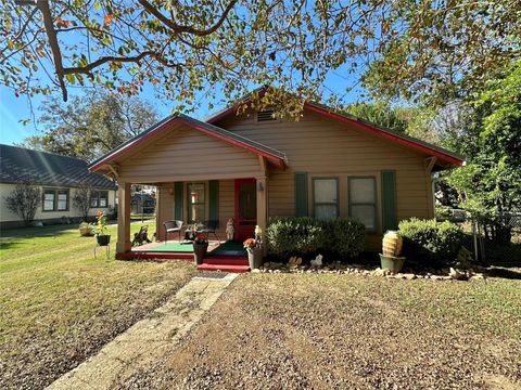 405 Mills ST Smithville TX 78957