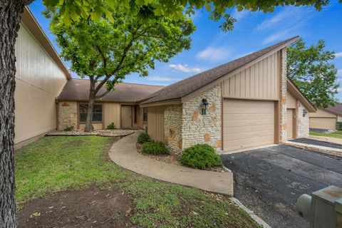 Photo of 11 Oaks PL, Lago Vista, TX 78645 (MLS # 3507655)