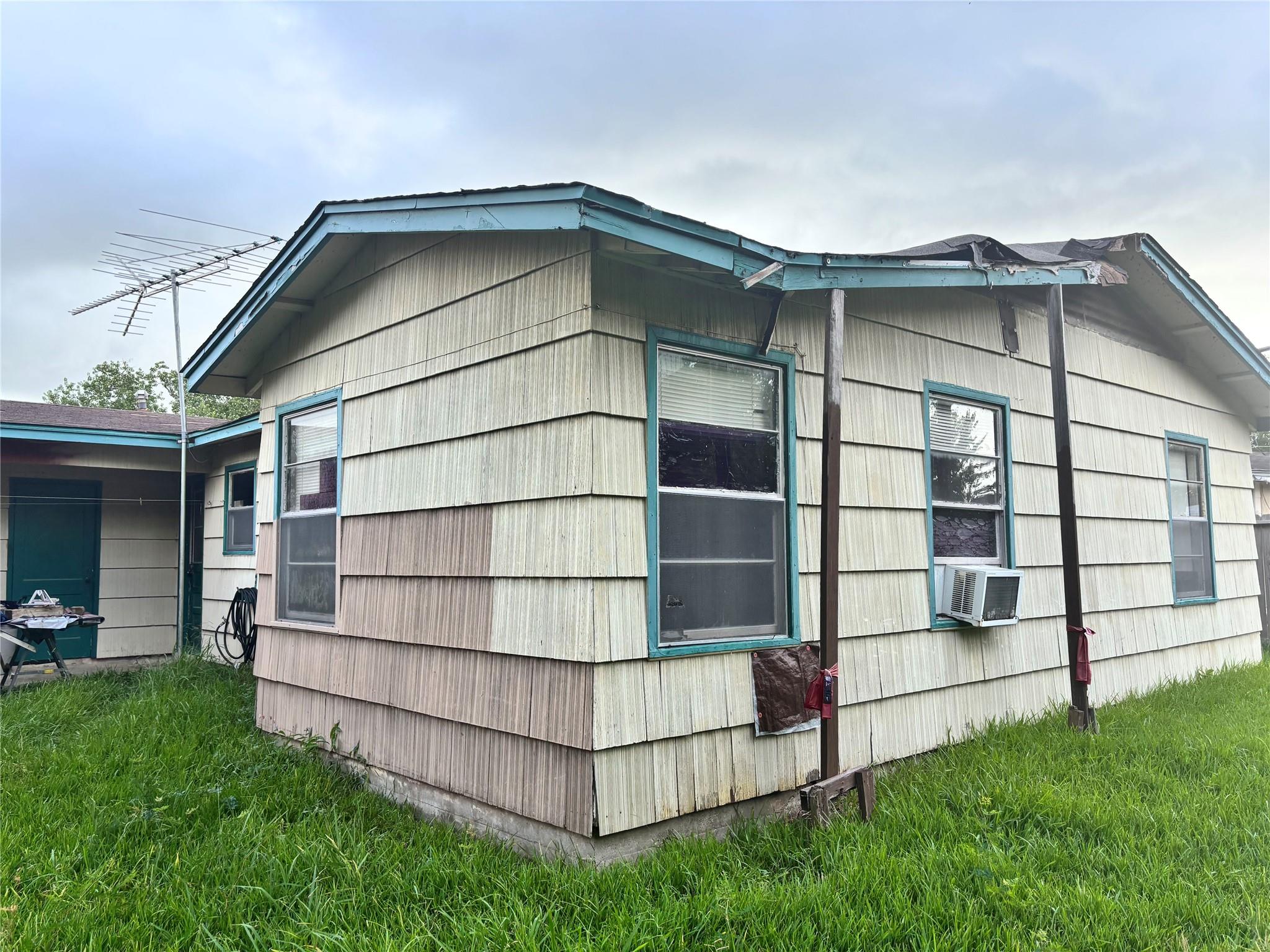115 Forest Oaks LN