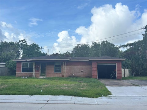 Photo of 115 Forest Oaks LN, Lake Jackson, TX 77566 (MLS # 8326046)
