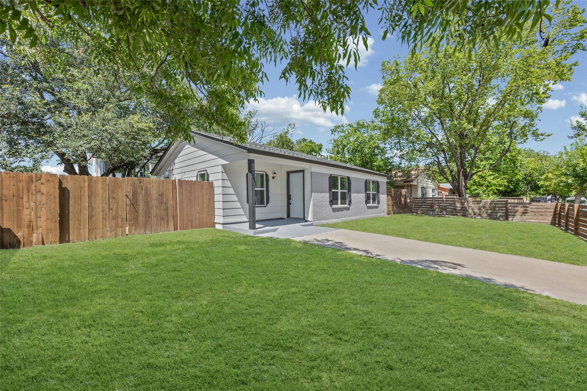 6211 Palm CIR