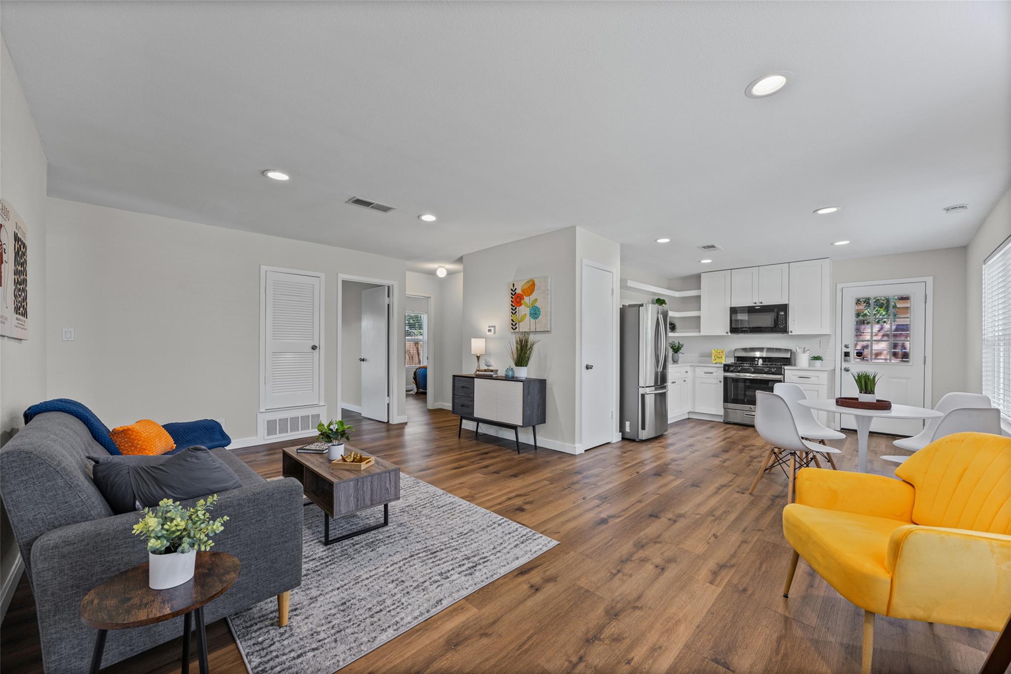 6211 Palm CIR