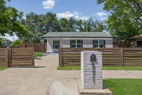 Photo of 6211 Palm CIR, Austin, TX 78741 (MLS # 3274995)
