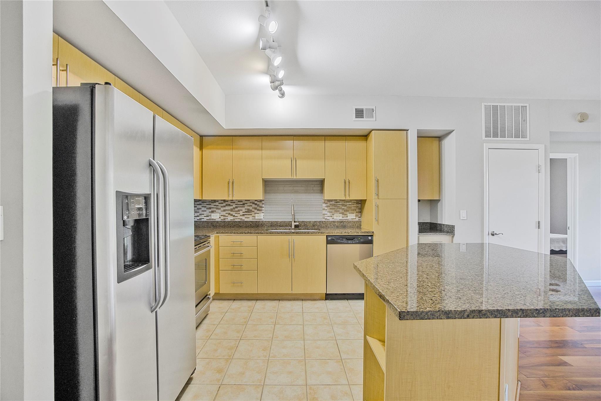 54 Rainey ST 404
