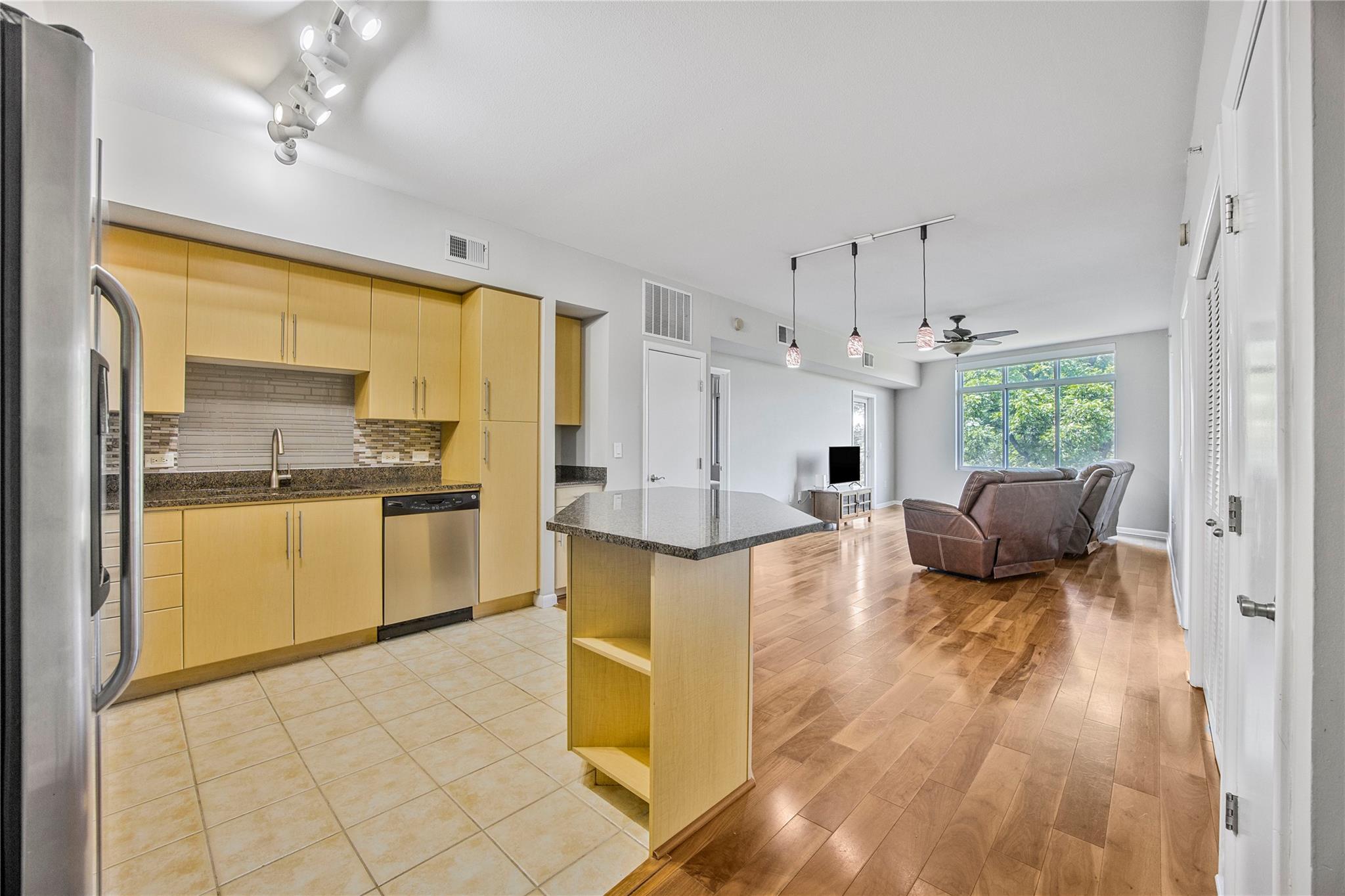 54 Rainey ST 404