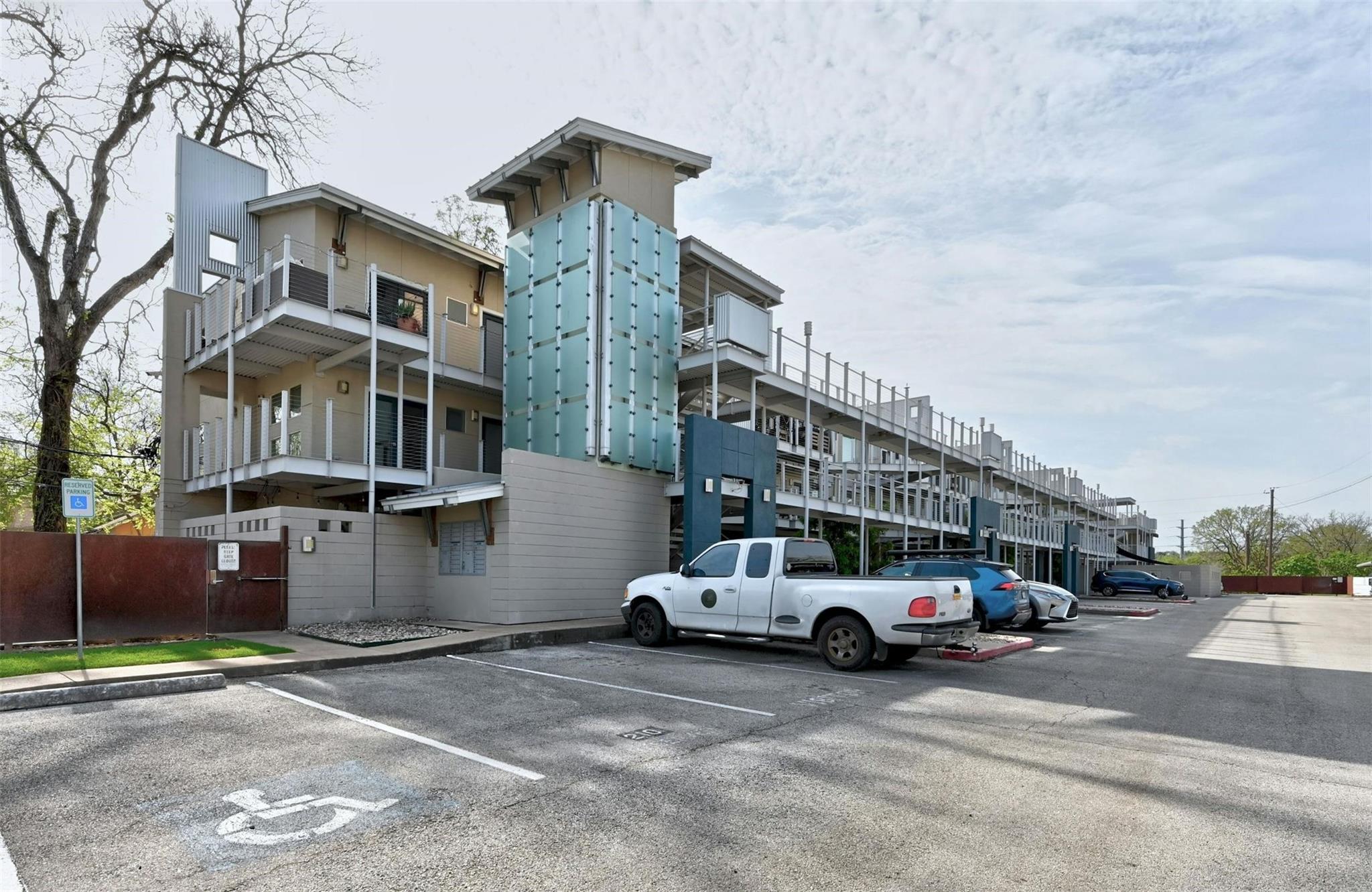 41 Waller ST 310