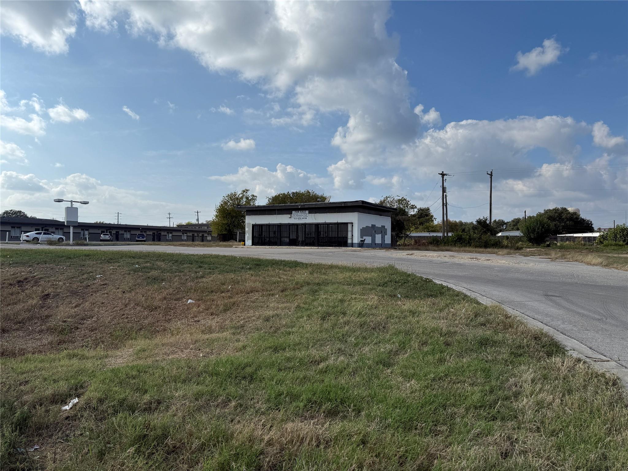 221 N Interstate 35