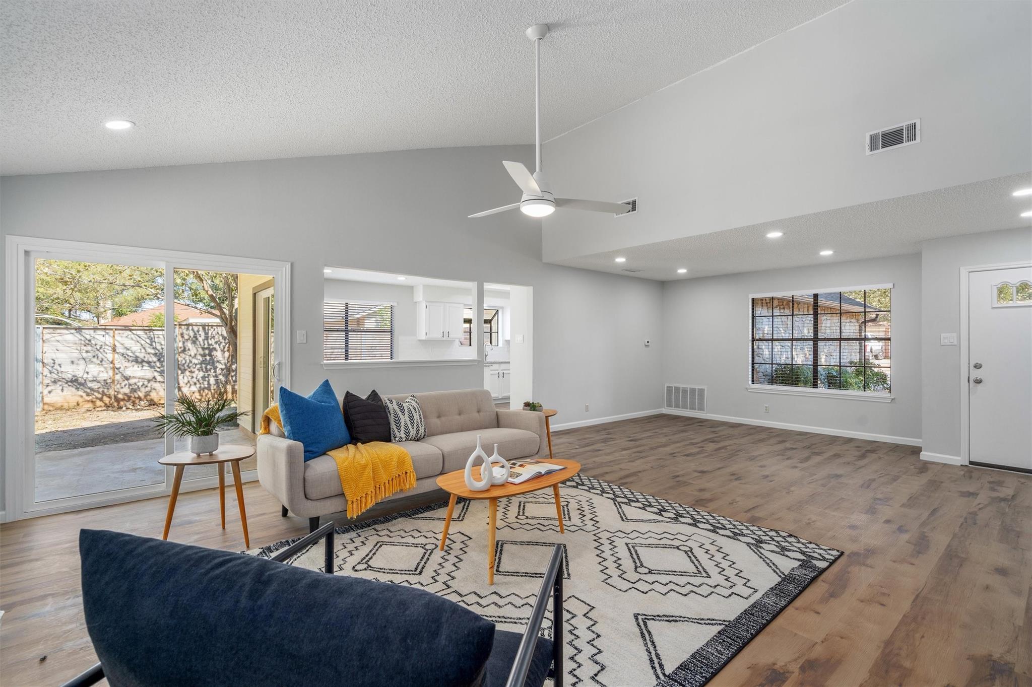 101 N Kings Canyon DR