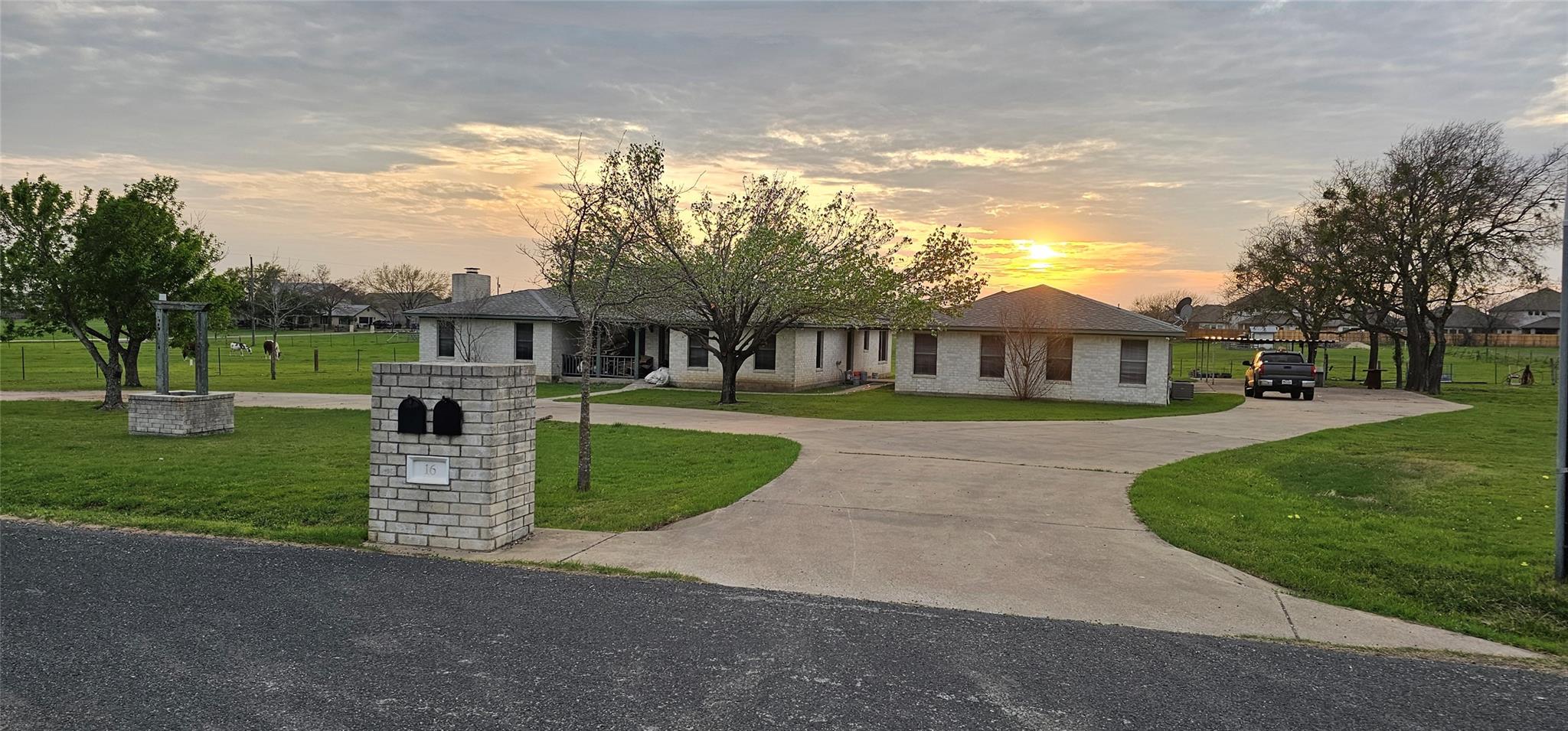 Photo 1 of 40 — 16 Brenda LN, Round Rock, TX 78665
