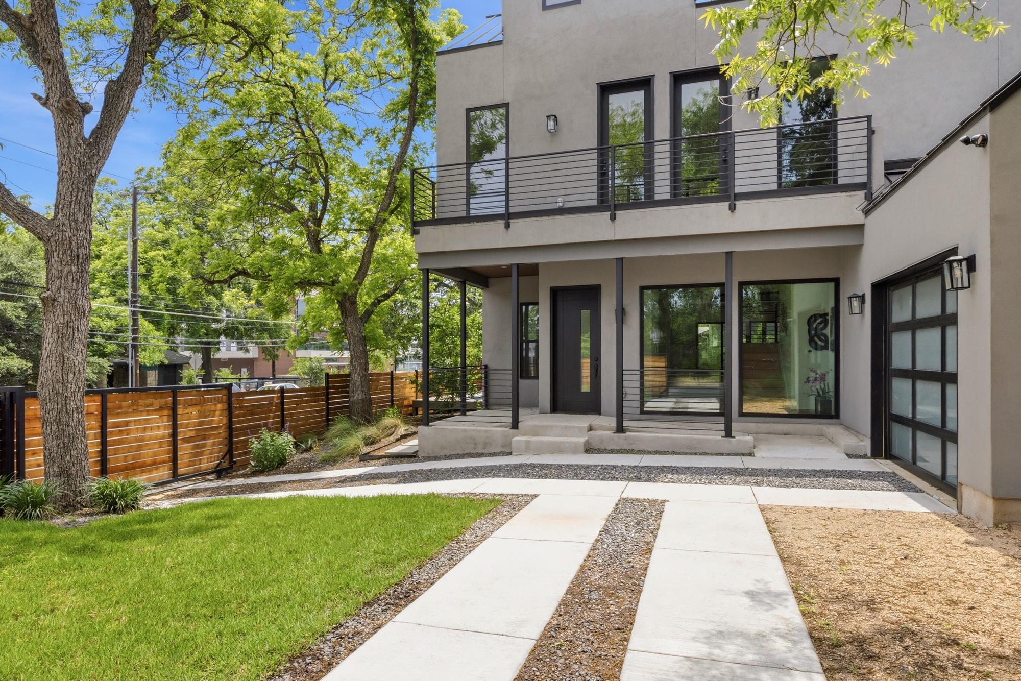 2300 Bluebonnet LN