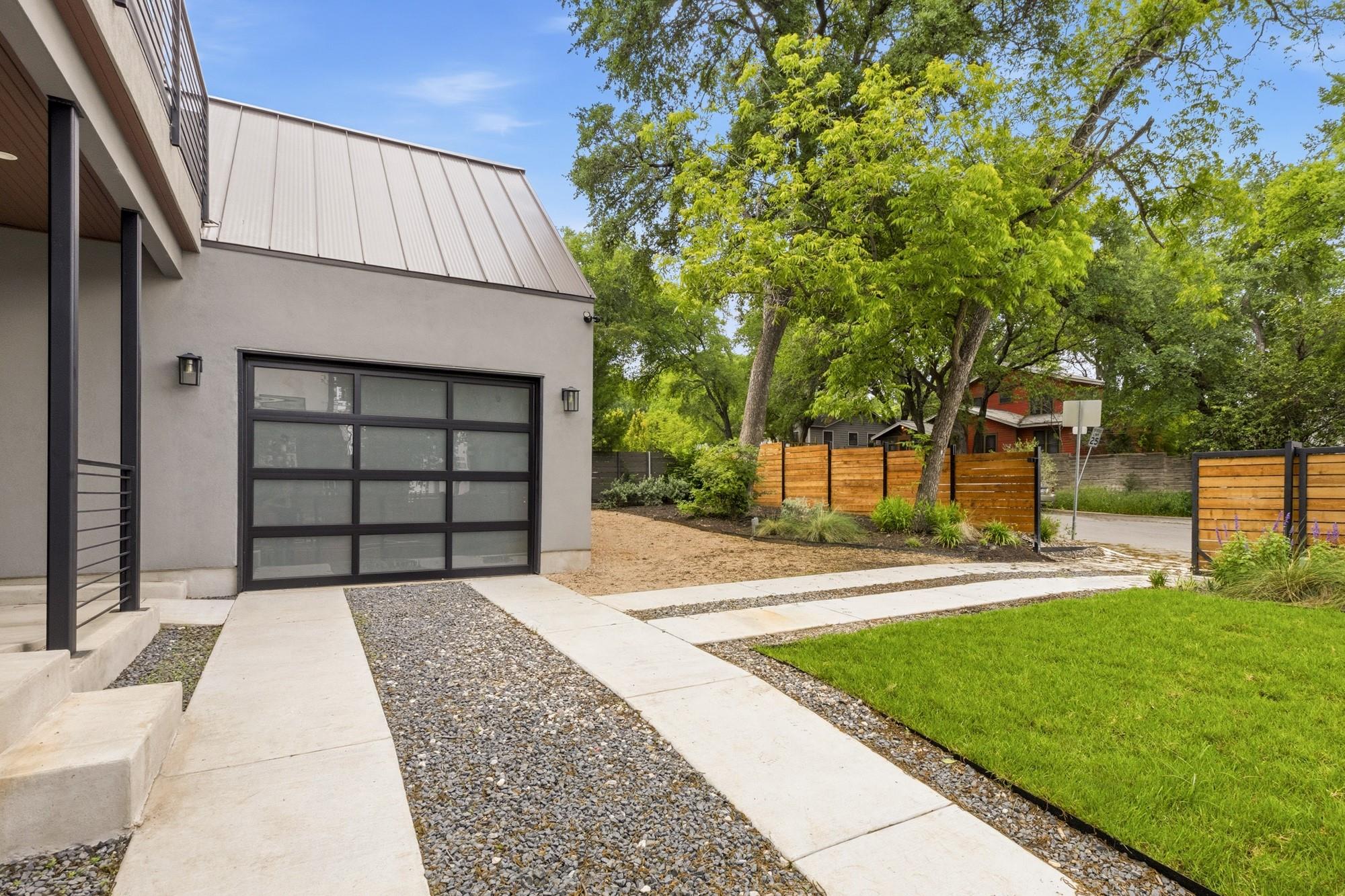 2300 Bluebonnet LN