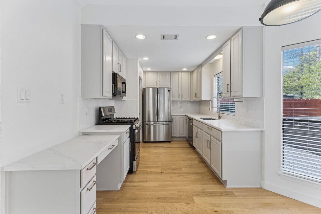 Photo of 8302 Bradford Edward CV #B, Austin, TX 78759 (MLS # 4247314)