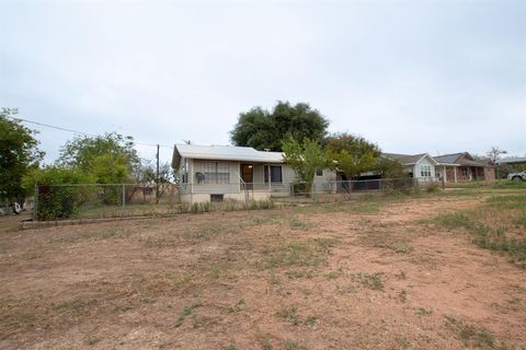 Single Family Residence in Lampasas TX 1607 Ave H Ave.jpg