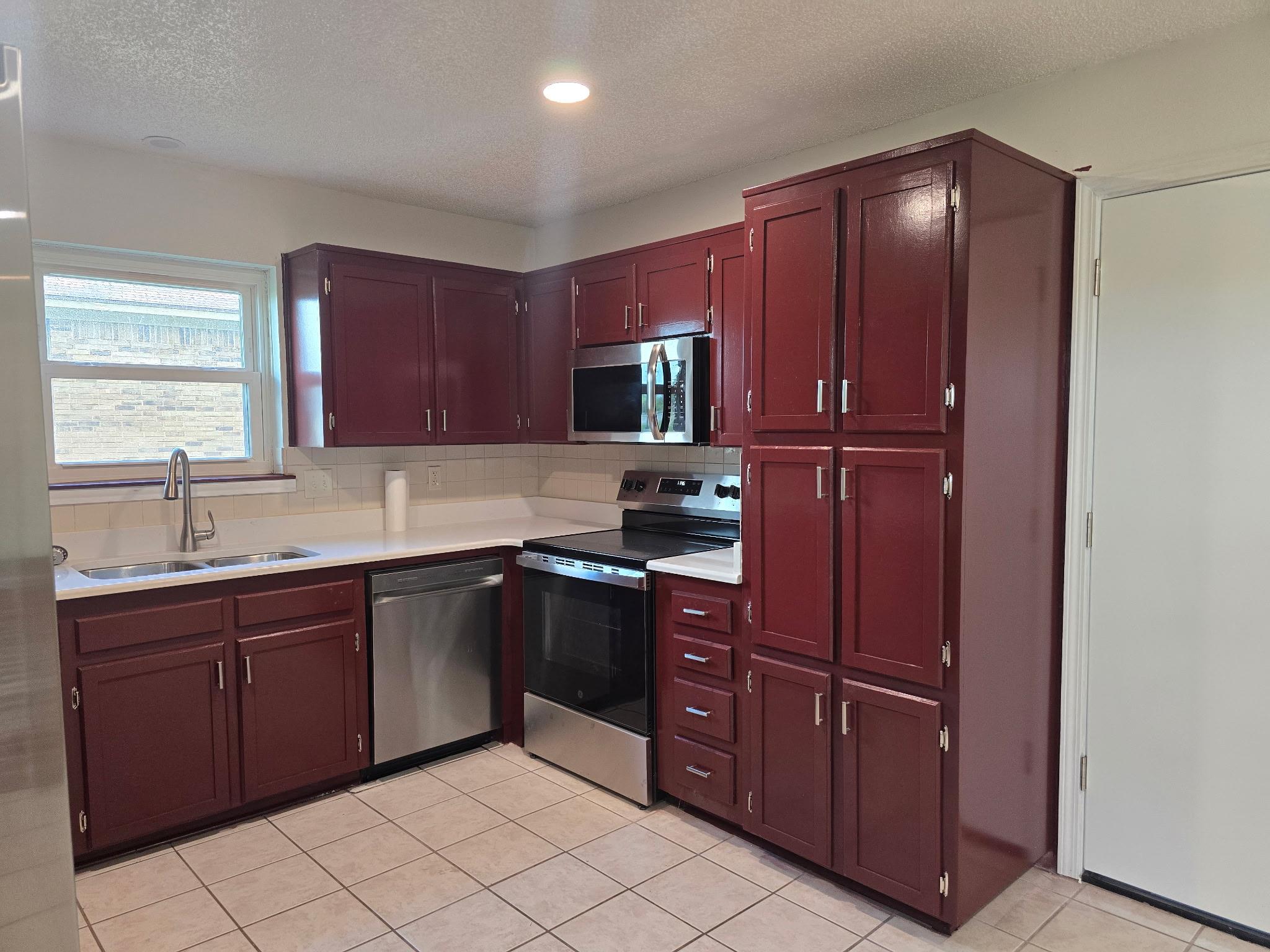 112 E Hogan DR