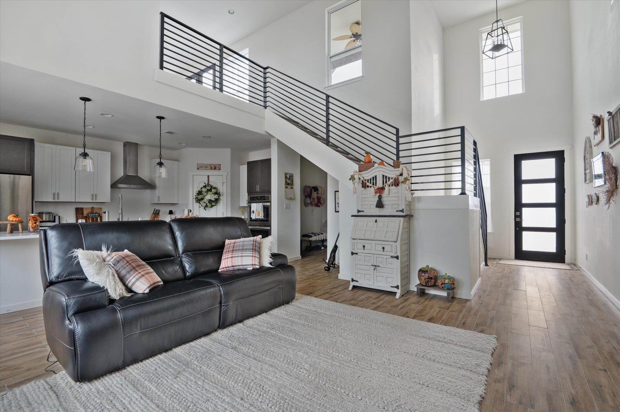 136 W Castlebriar DR