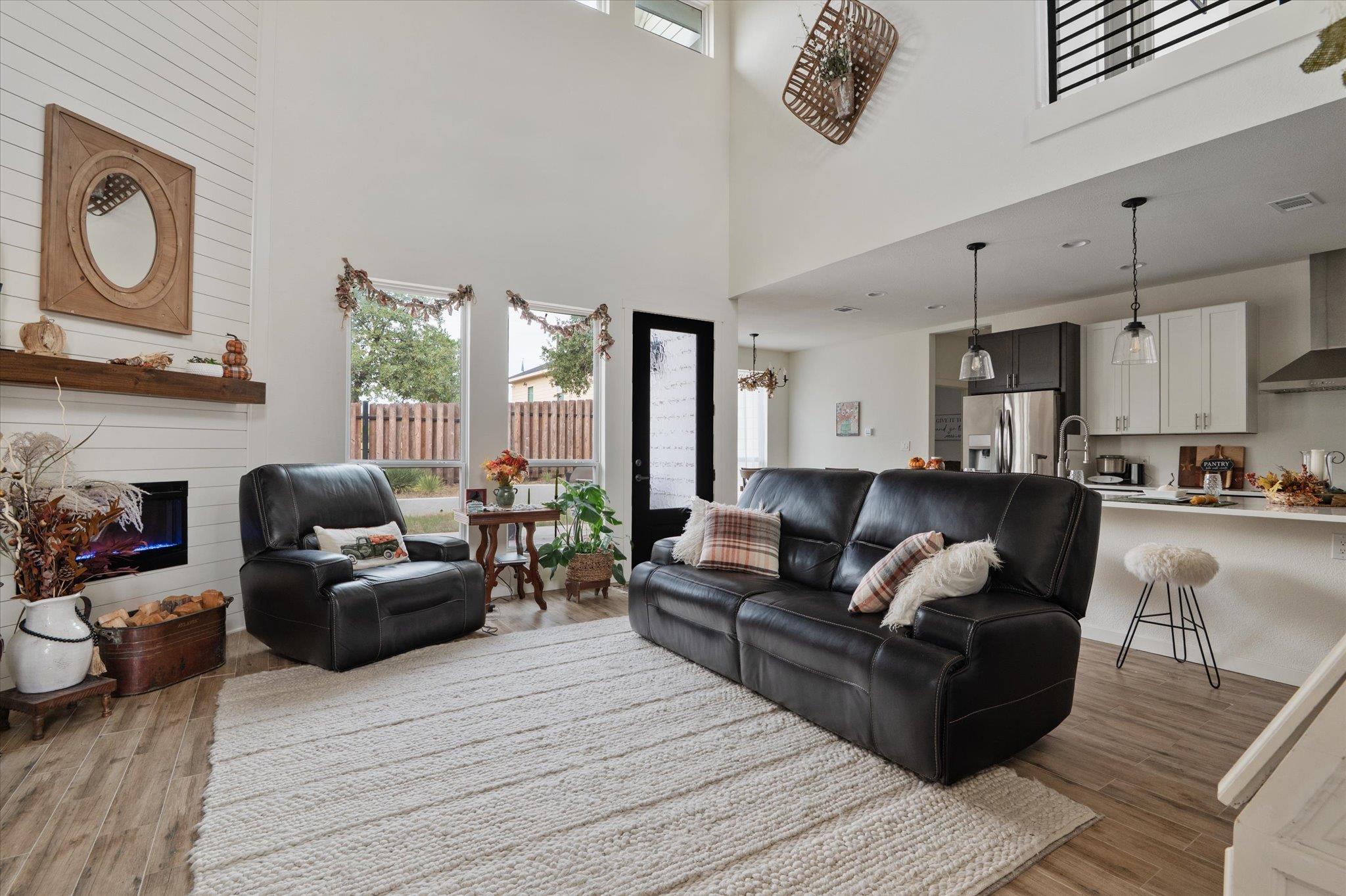 136 W Castlebriar DR