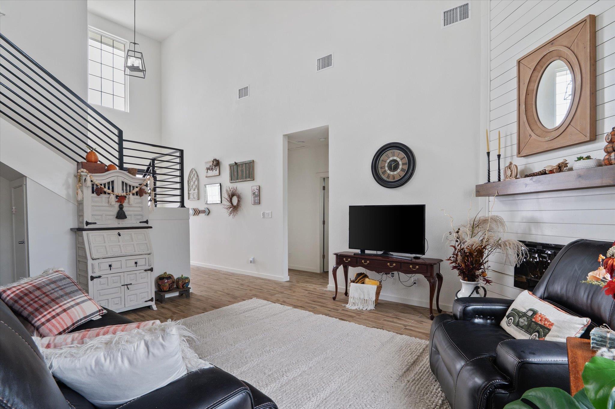 136 W Castlebriar DR