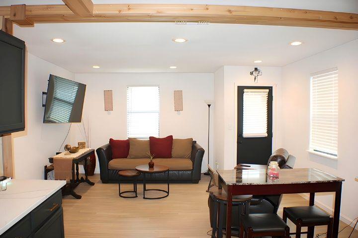 906 E Live Oak ST