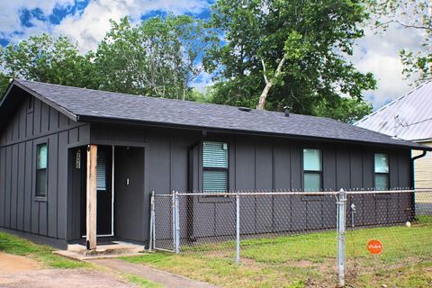 Photo of 906 E Live Oak ST, Lockhart, TX 78644 (MLS # 9123970)