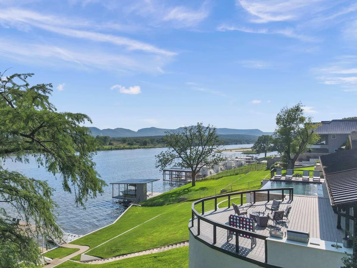 3120 River Oaks DR