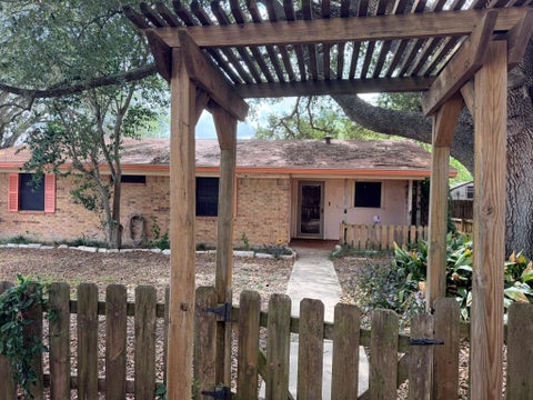 Photo of 220 Parkview DR, Luling, TX 78648 (MLS # 1007146)