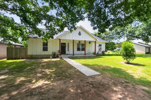 Photo of 403 Lynch ST, Smithville, TX 78957 (MLS # 6518204)