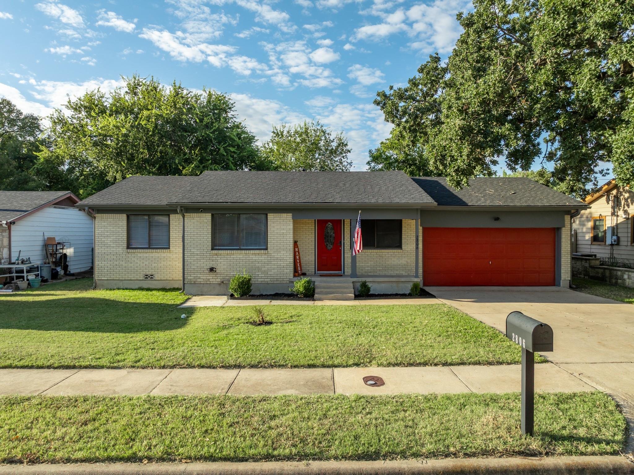 2806 Live Oak DR
