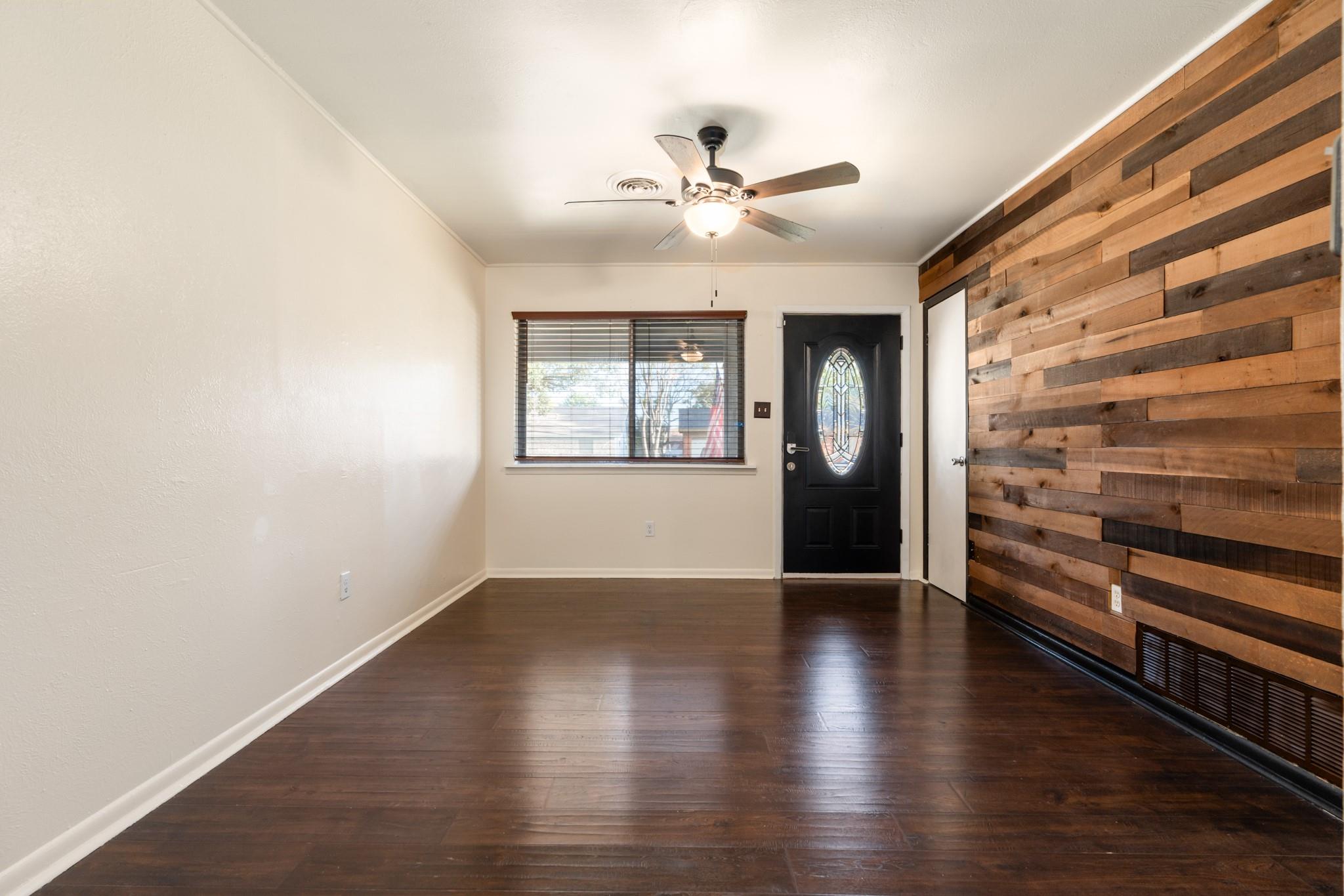 2806 Live Oak DR