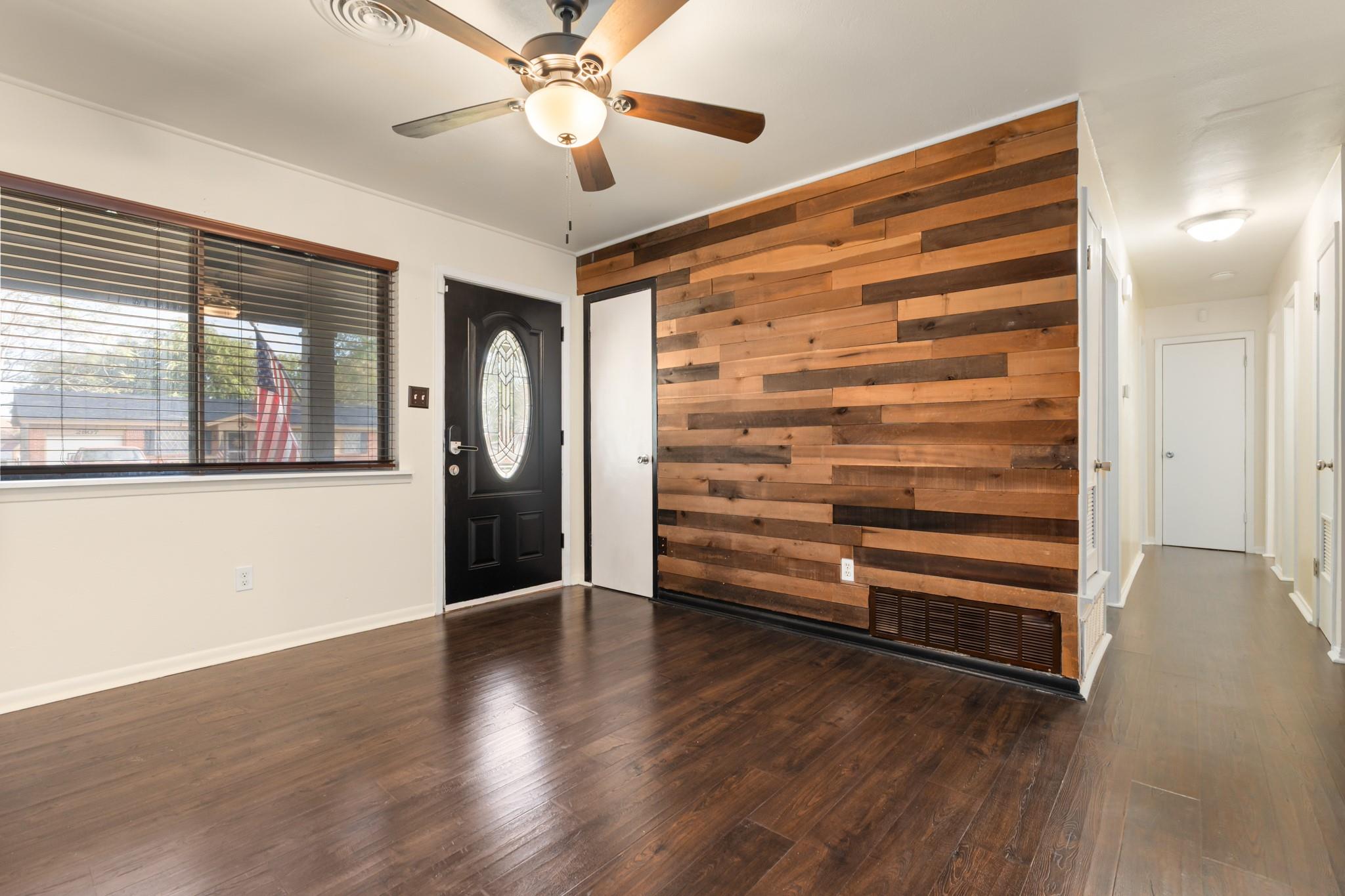 2806 Live Oak DR