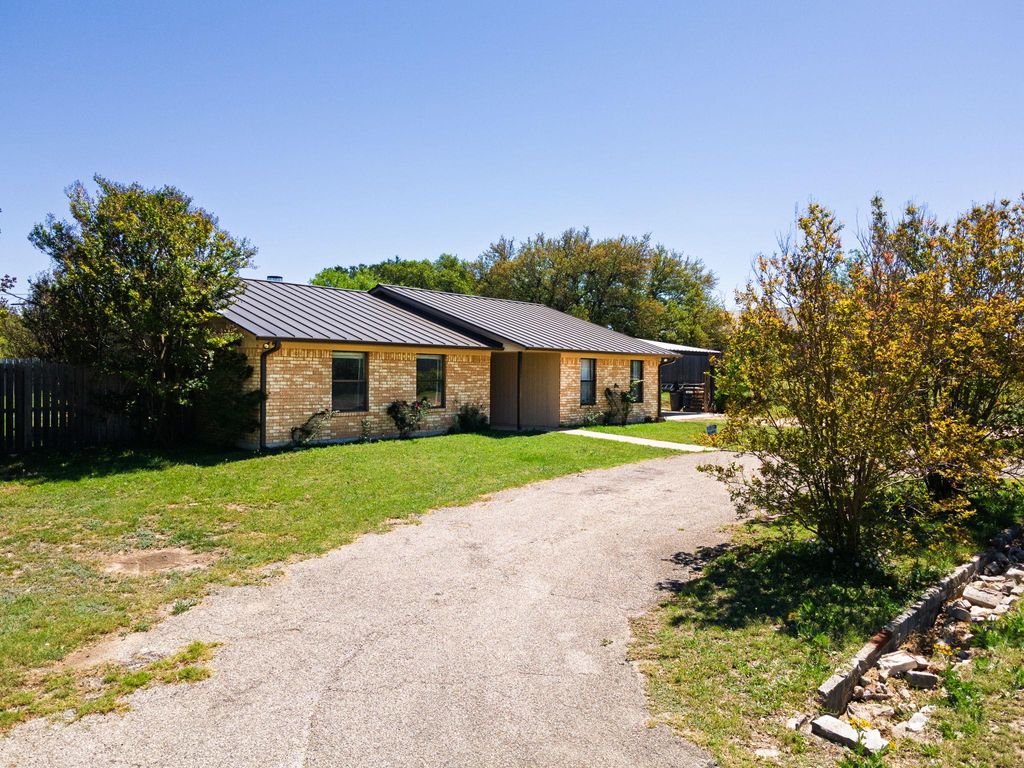 Photo of 227 Commanche ST, Copperas Cove, TX 76522 (MLS # 5208595)