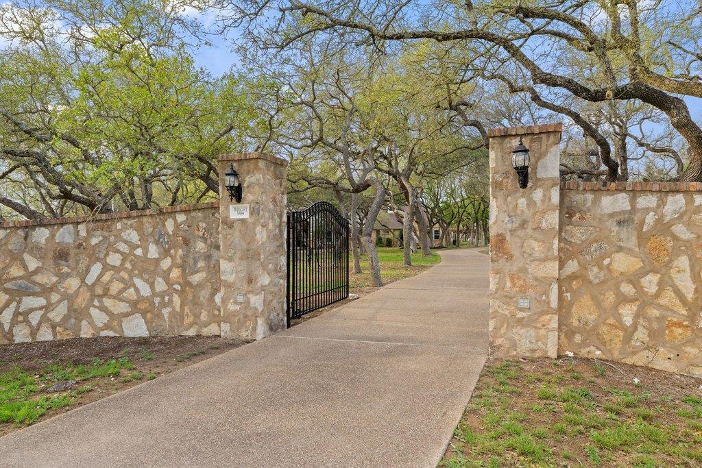 999 Enchanted Oaks DR