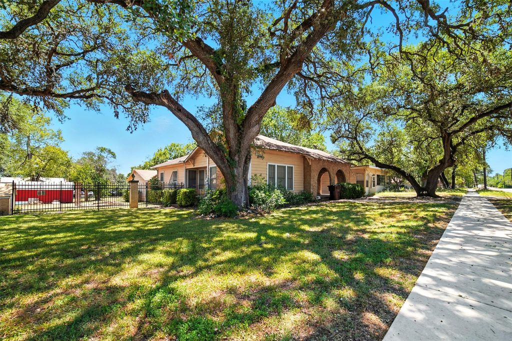 Photo of 514 S Main ST, Lockhart, TX 78644 (MLS # 3429833)