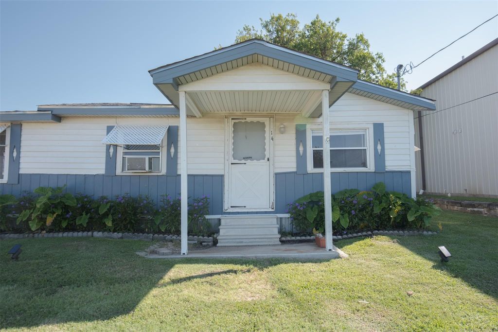 Photo of 14 W Post Oak Ave, Rogers, TX 76569 (MLS # 7936904)