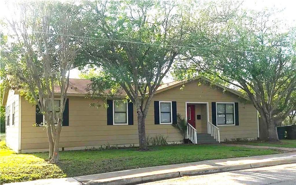Photo of 911 Brazos ST, Lockhart, TX 78644 (MLS # 5476903)