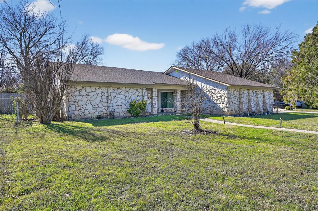 220 W Mockingbird LN