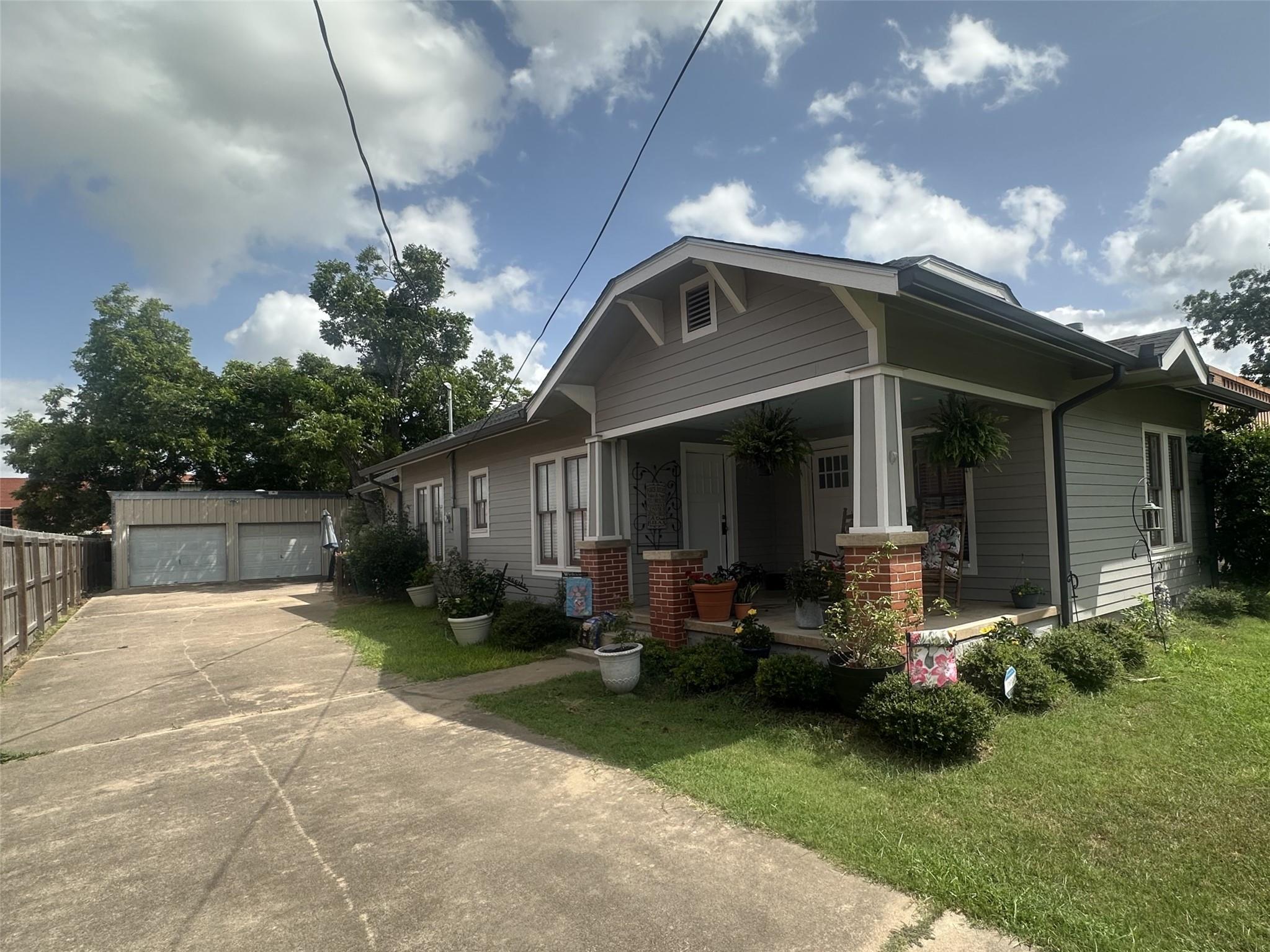 129 E Crockett ST